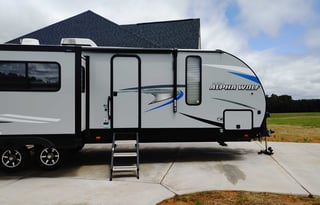 2021 ALPHA WOLF Spacious Living Room