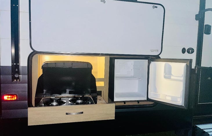 outdoor kitchen w/ mini fridge!