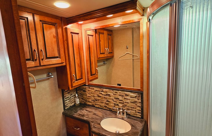 Beautiful bathroom! Full size shower!