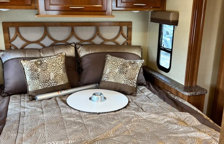 King size bed - Tv is also in the bedroom in the corner so can watch TV in bed. A nice closet with good space at the end of the bed.