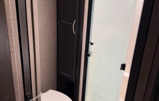 Modern & Cozy Couples Getaway Fifthwheel