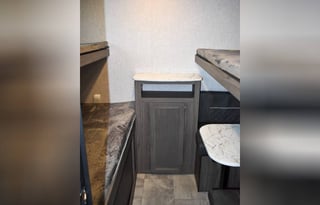 2021 AirBnB on Wheels  Kodiak Ultralite 283BHSL