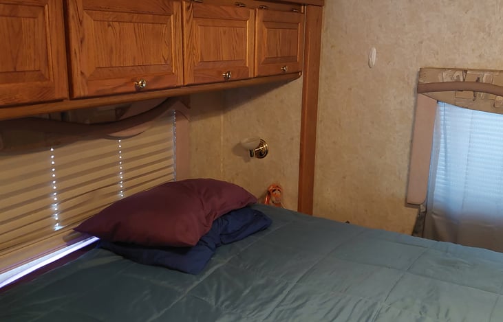 Queen size bed, lots of storage.