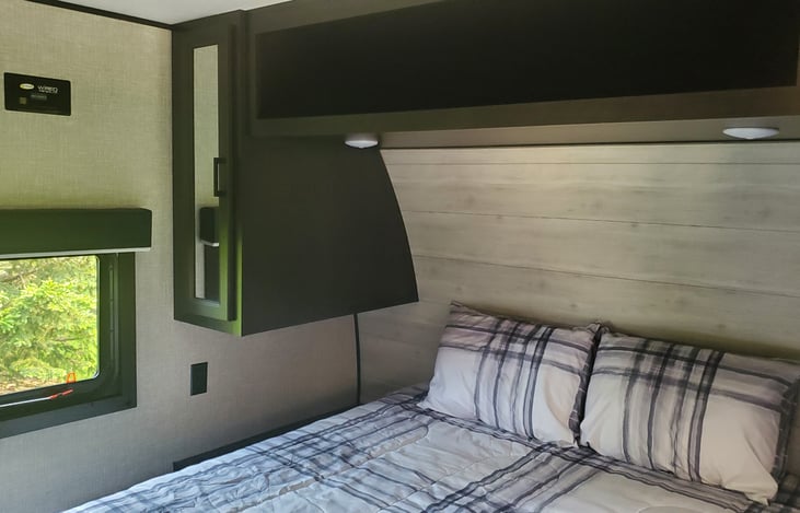 Private Master Bedroom with Queen Bad