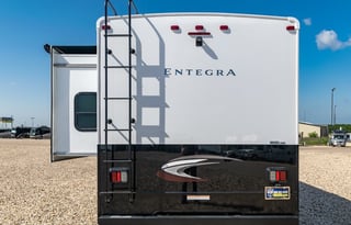 C19 *NEW* Entegra SLEEPS 8-STARLINK WiFi-MasterBed