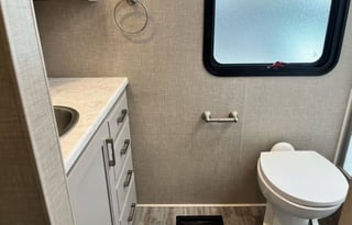 Luxury 2023 Thor Sleeps 8+