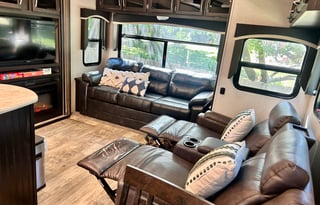 Modern 5th Wheel: Fireplace, Island & 2 Queens