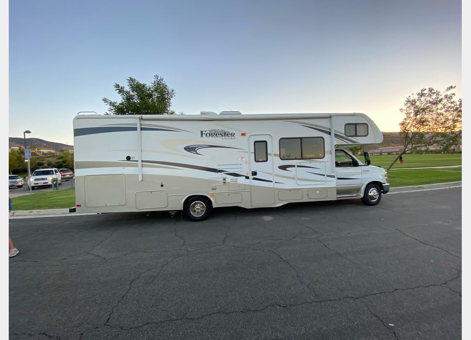 Class C Motor Home rentals in Santa Clarita