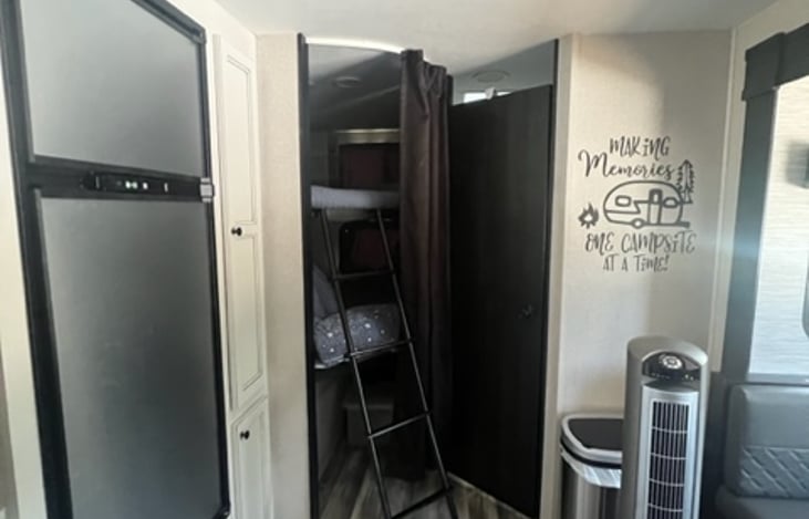 Oscillating fan, two full size bunks, one has a 3" memory foam mattress topper and both are full size. and there are windows in the back on the top and bottom bunks.