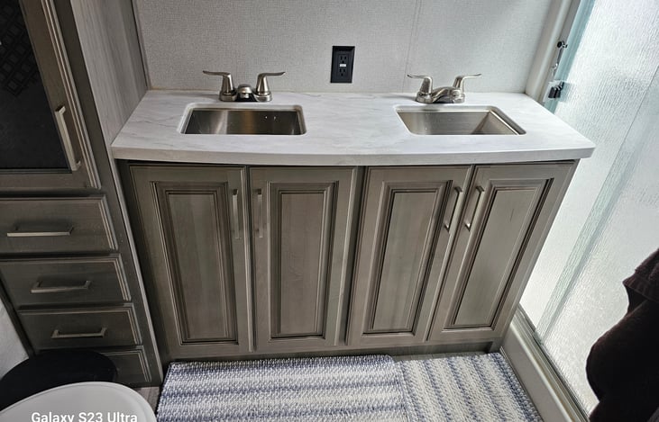 Master Bath
Dual Sinks