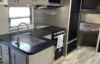 Raymond's Prime Time 24DBS Travel Trailer