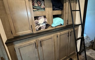 Comfortable Pet Friendly RV Loaded with Extras!!