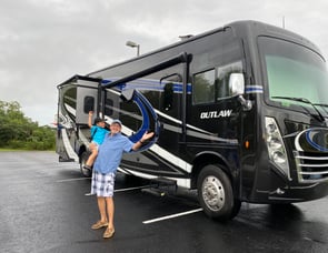 Thor Motor Coach Outlaw 37RB