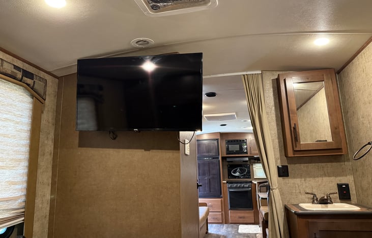 32 inch tv! Also has star link internet