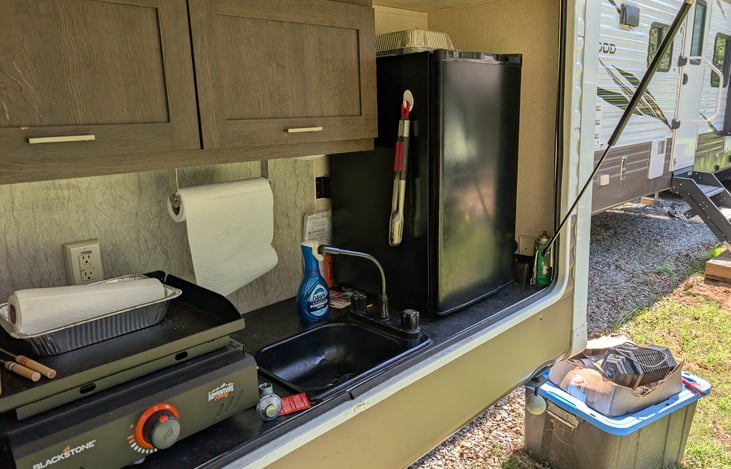 Outdoor kitchen