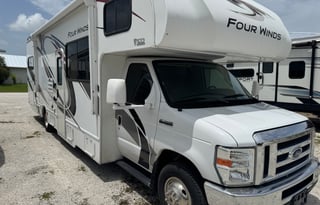 Thor Motor Coach Four Winds 31EV ***Bunk Beds***