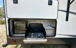 32 Ft Travel Trailer King size bed! Sleeps 8-10