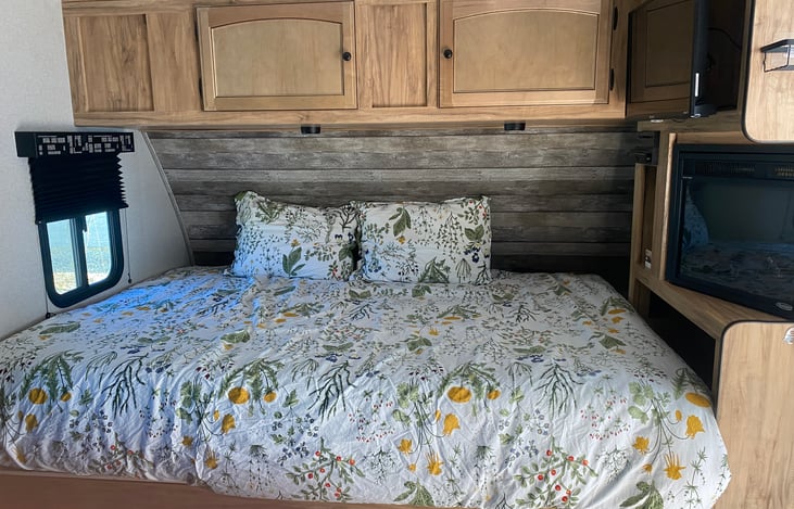 QUUEN SIZE BED WITH MEMORY FOAN 10" MATTRESS.  COMES WITH SHEET AND COMFORTER AND PILLOWS INCLUDED UPON REQUEST.