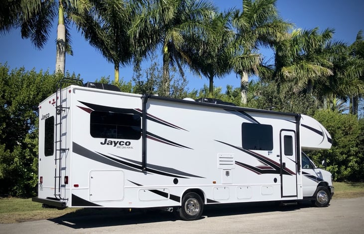 You get the best of both worlds with this Jayco RV - large and spacious inside, but drives incredibly easy. Great RV for first time RV trips!