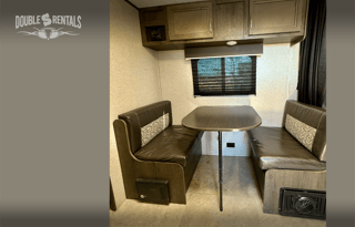 ECONOMY JAY FLIGHT w/ Queen Bed, Bunks & Full Bath