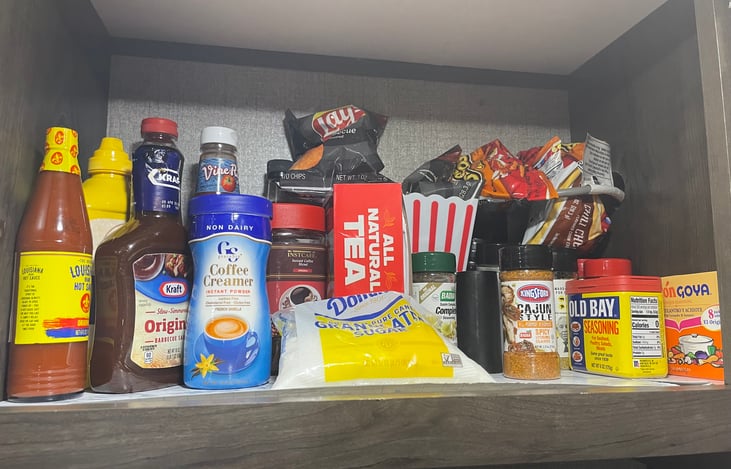 Equipped with all the seasonings and sauces you need !