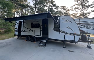 Bunkhouse RV Rental | Sleeps 8 | Outdoor Kitchen