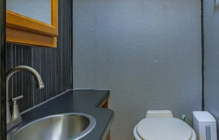 Clean, bright, and practical — this RV bathroom keeps you fresh on the road, ideal for festivals or long Las Vegas adventures. Pet friendly and Burning Man ready