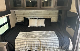 Cozy Camper for Couples & Kids | Easy to Tow!