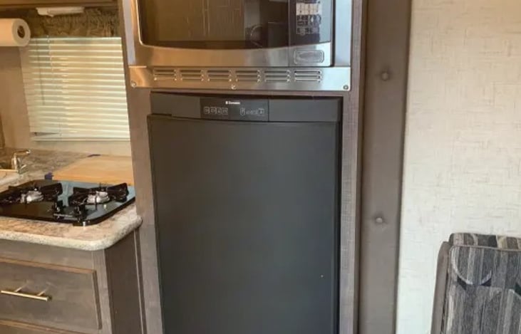 You can cook as much or as little as your heart desires with this microwave/convection combo!