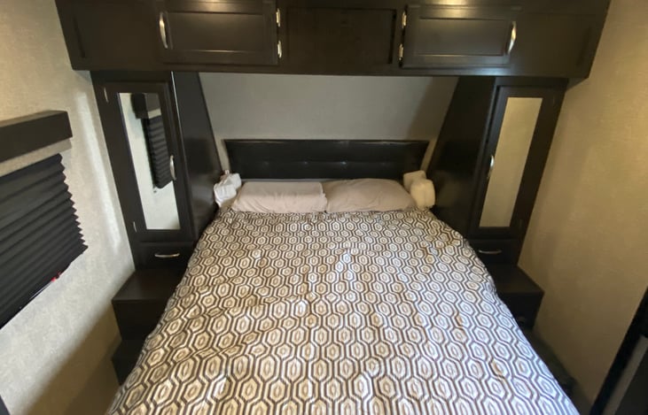 Queen size bed, ceiling fan, private entrance, ample storage space. You can fully unpack.