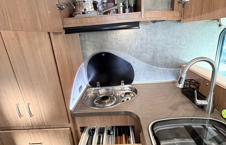 comes with cleaning supplies stored under the sink