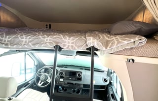 2021 Winnebago Navion 24D