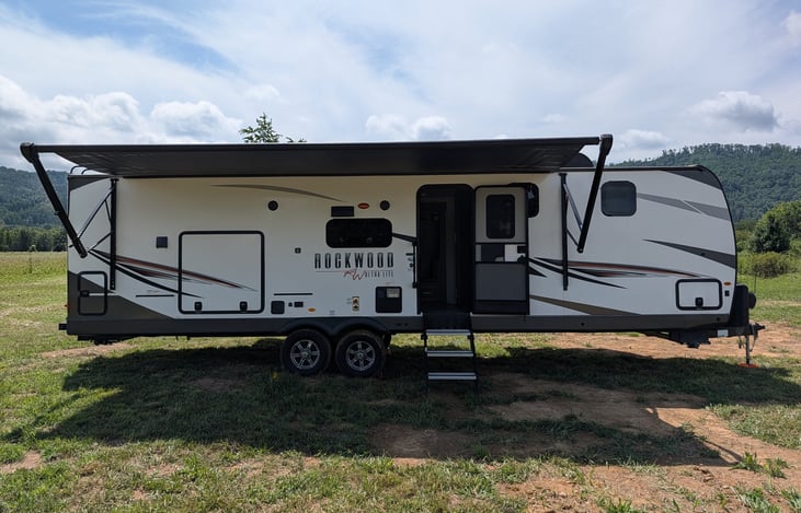 Luxury 35ft Rockwood Ultra Lite! Features dual slides, comfy recliners, private Queen suite with reading nook, full kitchen & outdoor grill setup. Windows throughout. Perfect glamping for up to 3!