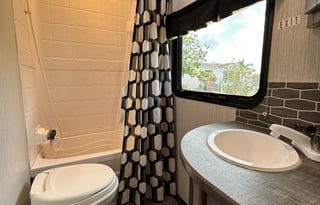 32 Ft Travel Trailer King size bed! Sleeps 8-10