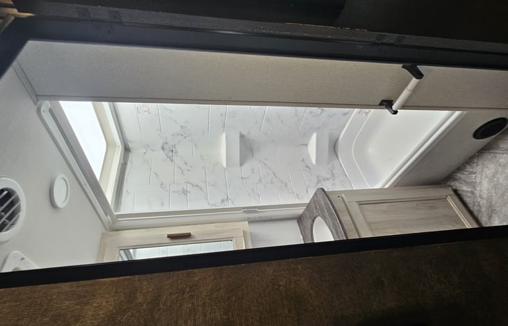 24'x36' shower with tube and overhead shower head