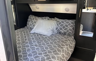 2022 32ft Cherokee Grey Wolf