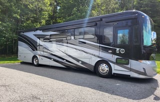 Luxury Coach - Quiet Diesel Pusher - Starlink