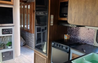 2015 Spacious Carbon Toy Hauler sleeps 8