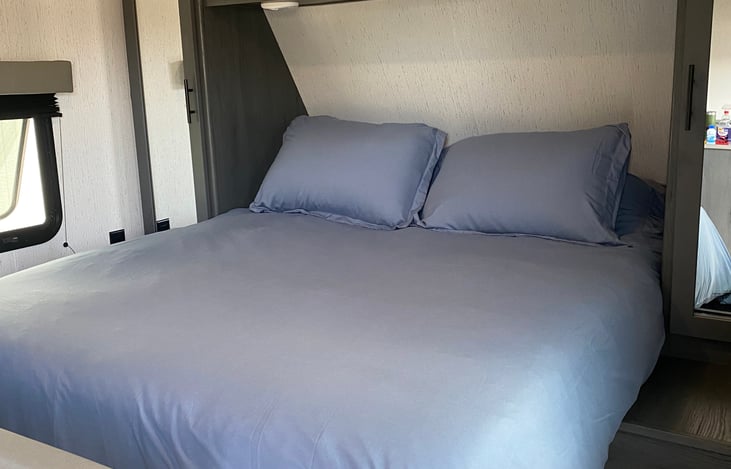 Walk around Queen with extra 3" topper mattress and removable mattress guard protector.