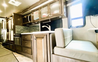 ! Creamy Flair 2021 - Modern & Reliable, Sleeps 10