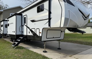 Luxury & Comfort 5th Wheel– Perfect for Adventures