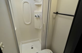 Newly Renovated RV - Minnie - Adventure Machine