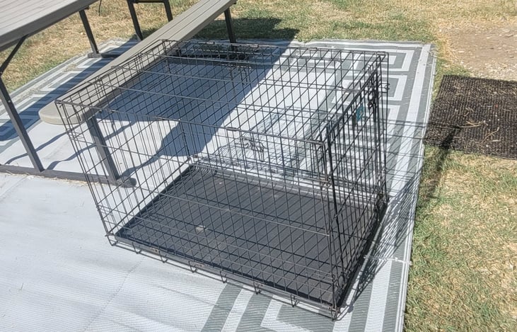 pet kennel optional for use. Pets must be secured when left unattended in the unit.