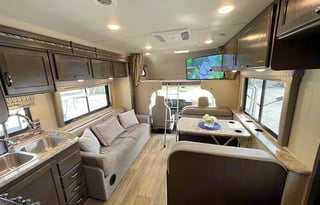 2017 Thor Motor Coach Freedom Elite