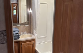 Large Camper - Vacation Ready/Full of Amenities