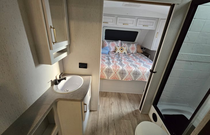 walkthrough bathroom to master