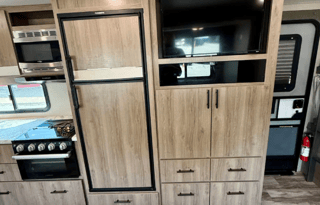 IMAGINE-2 Pvt Queen Master, Bunks, Dinette & Sofa