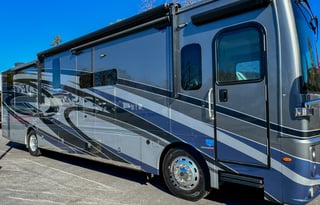 Holiday Rambler Luxury Coach /2 Full Baths & Bunks