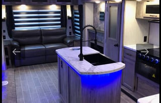 2021 ALPHA WOLF Spacious Living Room