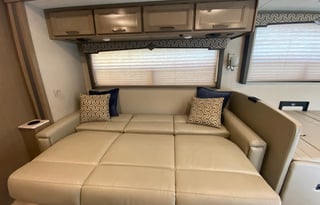 2021 Thor Hurricane 36' 1 1/2 baths